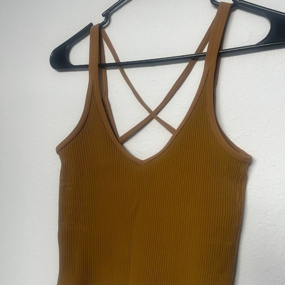 Vuori Rib Crop Tank in Dark Golden